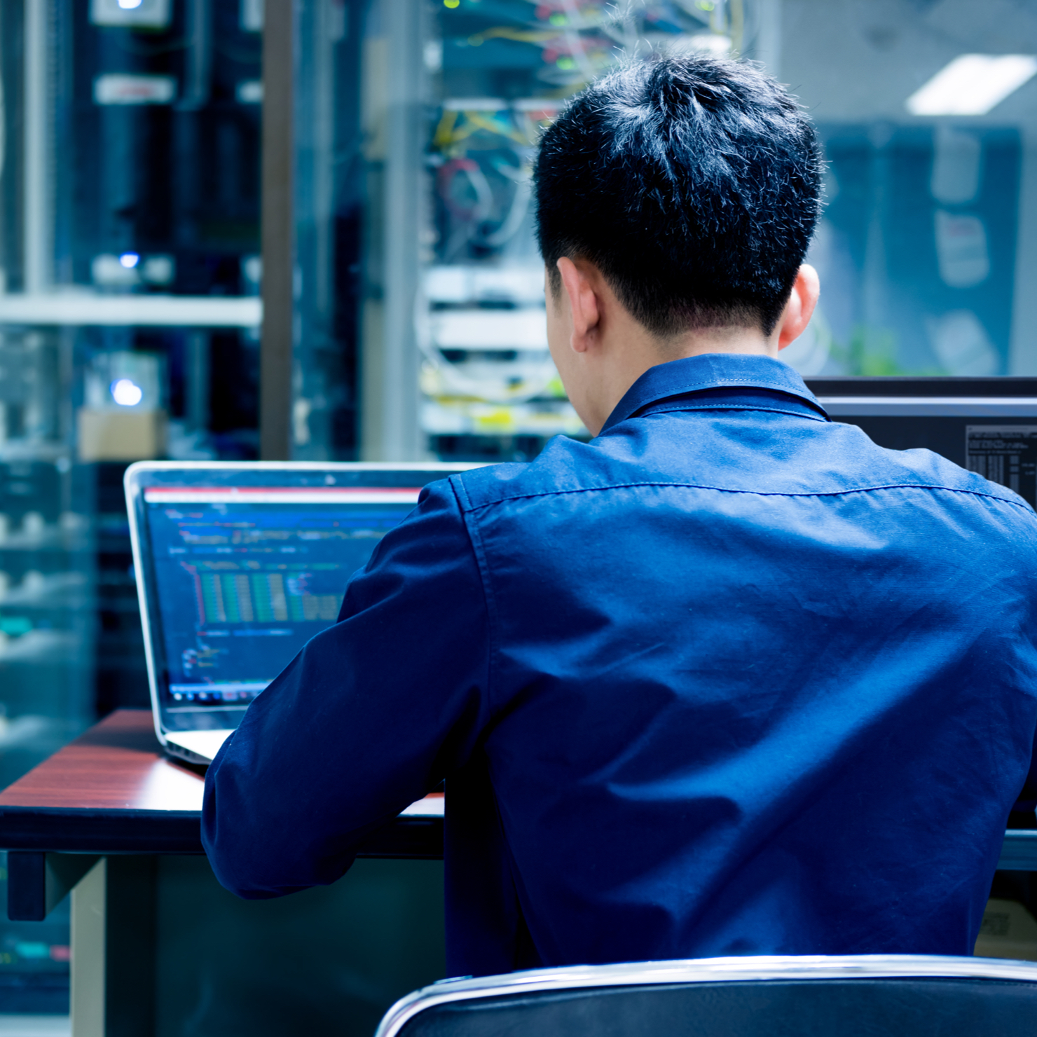 man op laptop die diensten verleent voor netwerkonderhoud