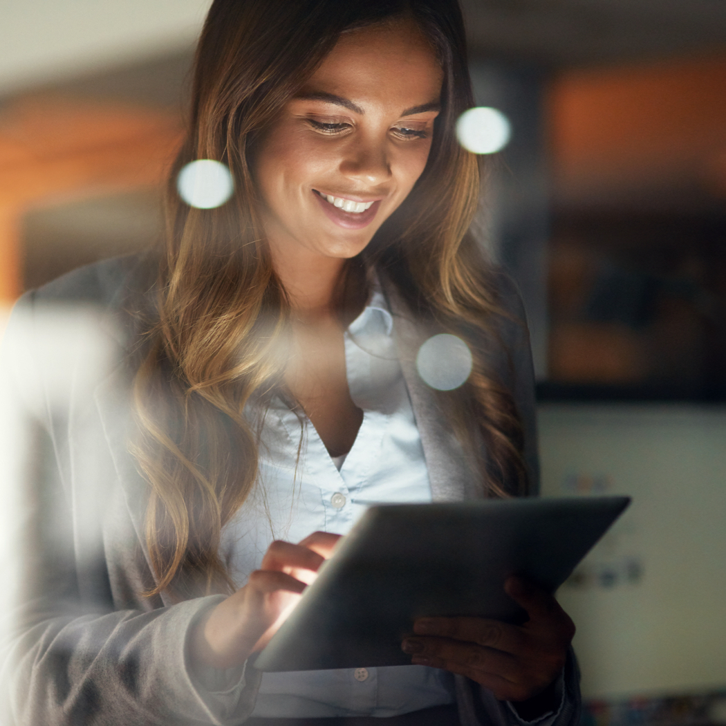 femme utilisant un système de surveillance de réseau d'entreprise