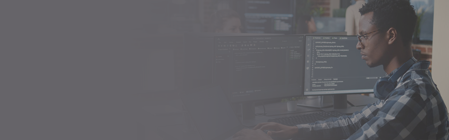 uomo che opera il monitoraggio della rete multi tenant sullo schermo