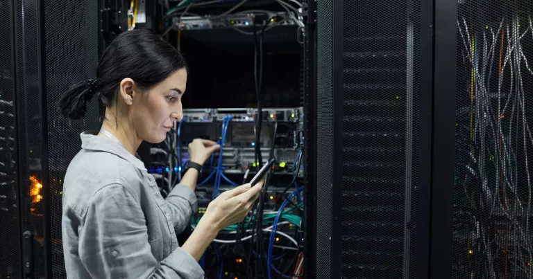 técnica de rede feminina conduzindo o gerenciamento do ciclo de vida da infra-estrutura de TI