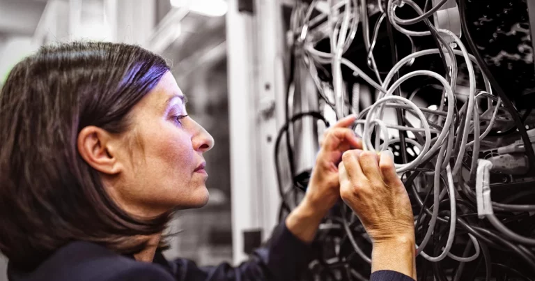 técnica feminina resolvendo mttf vs. mtbf vs. mttr