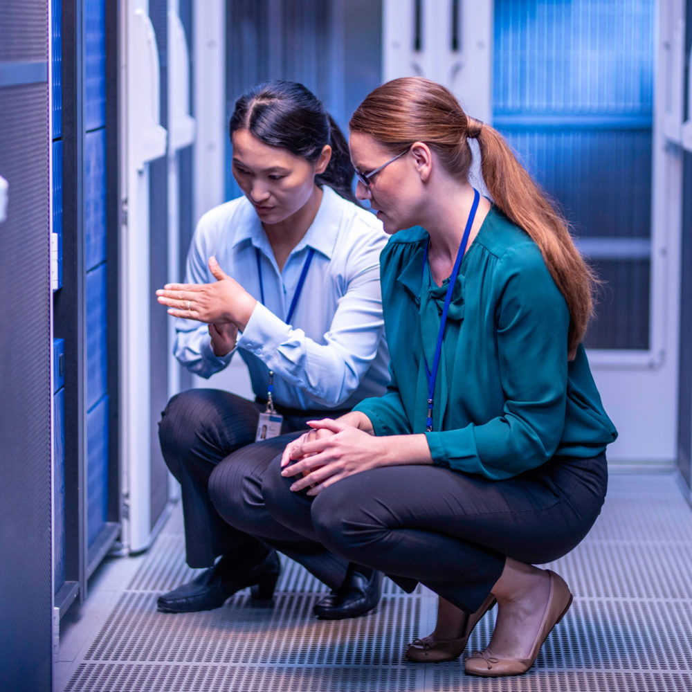 techniciennes de centre de données évaluant l'étude de site rf backend