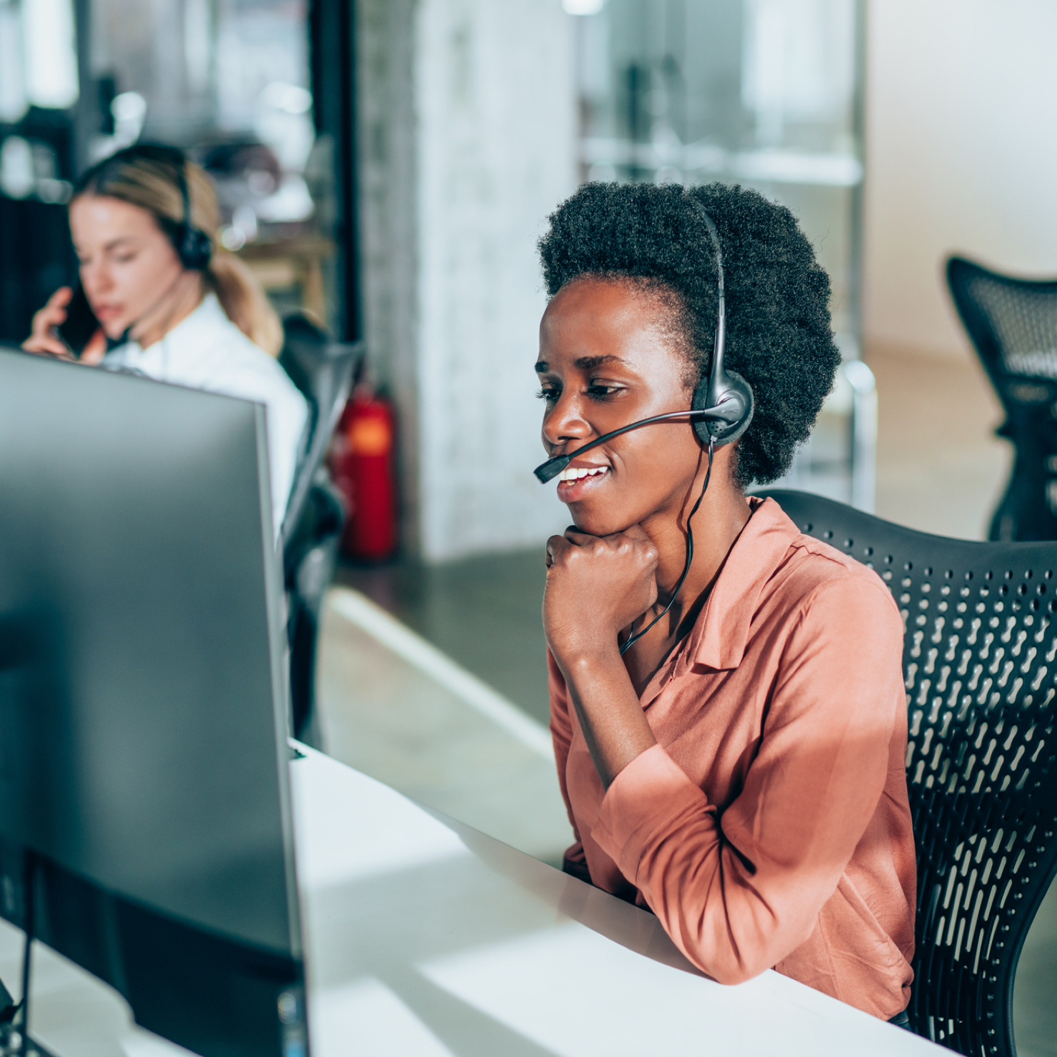 Femme assurant le support des serveurs Lenovo