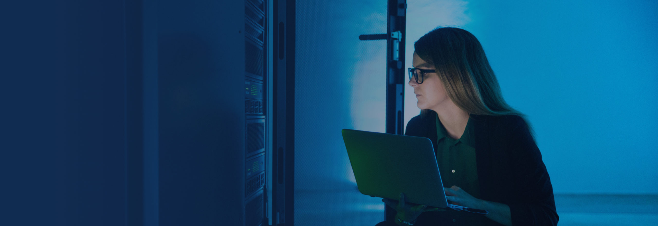 technicien assurant le support de Dell EMC Clariion