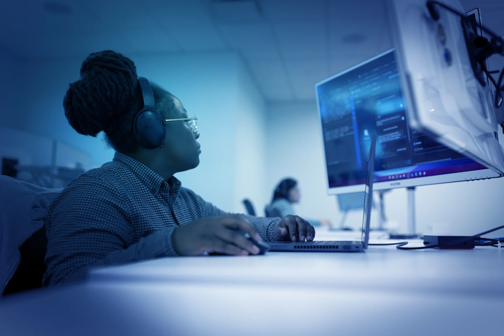woman in EOC providing third party software support
