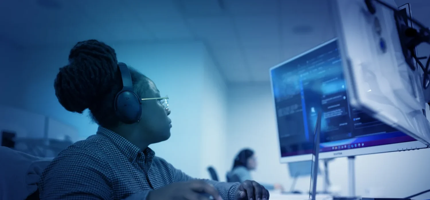 woman in EOC providing third party software support