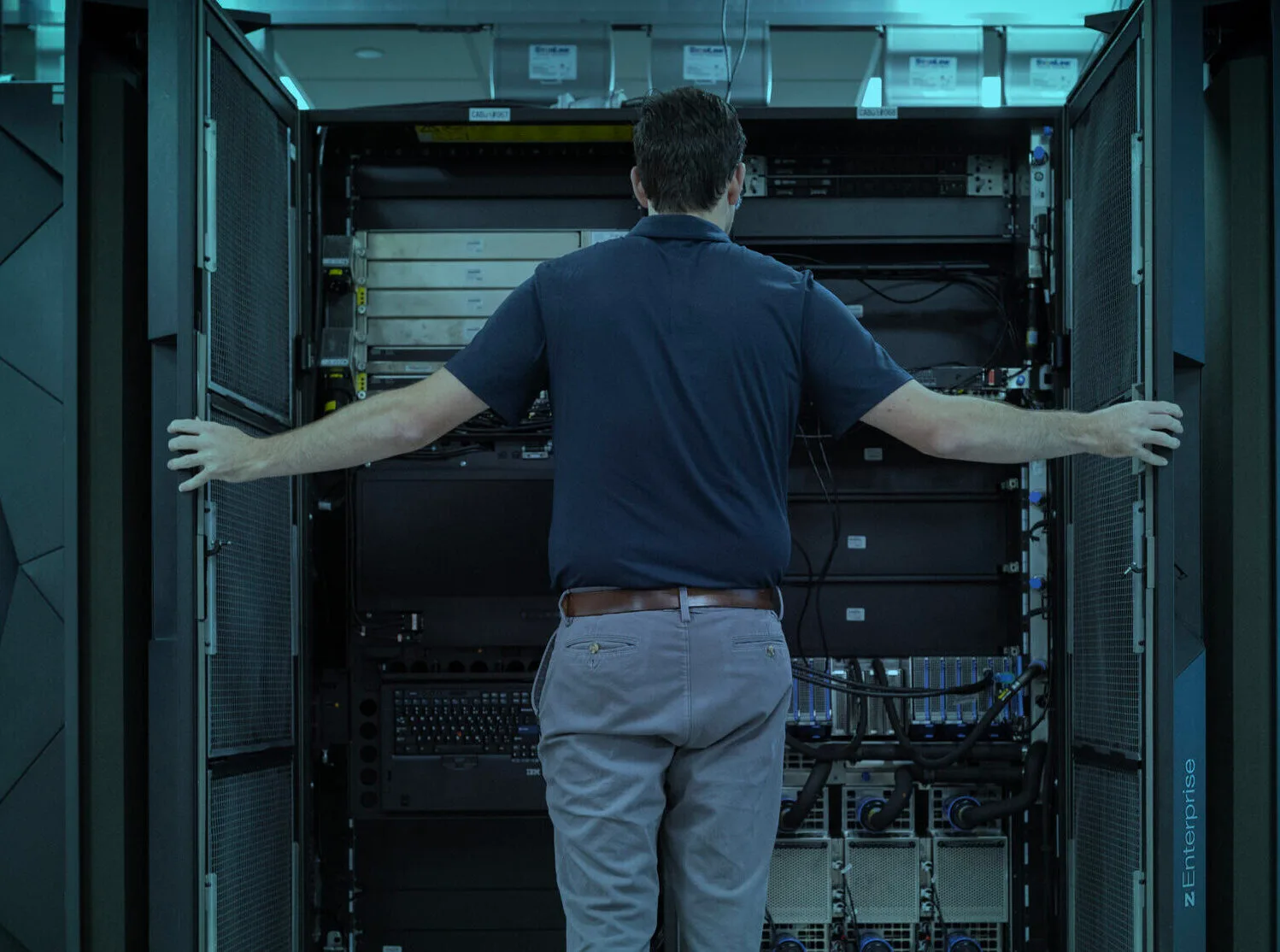 disaster recovery draas engineer inspecting an IT infrastructure environment
