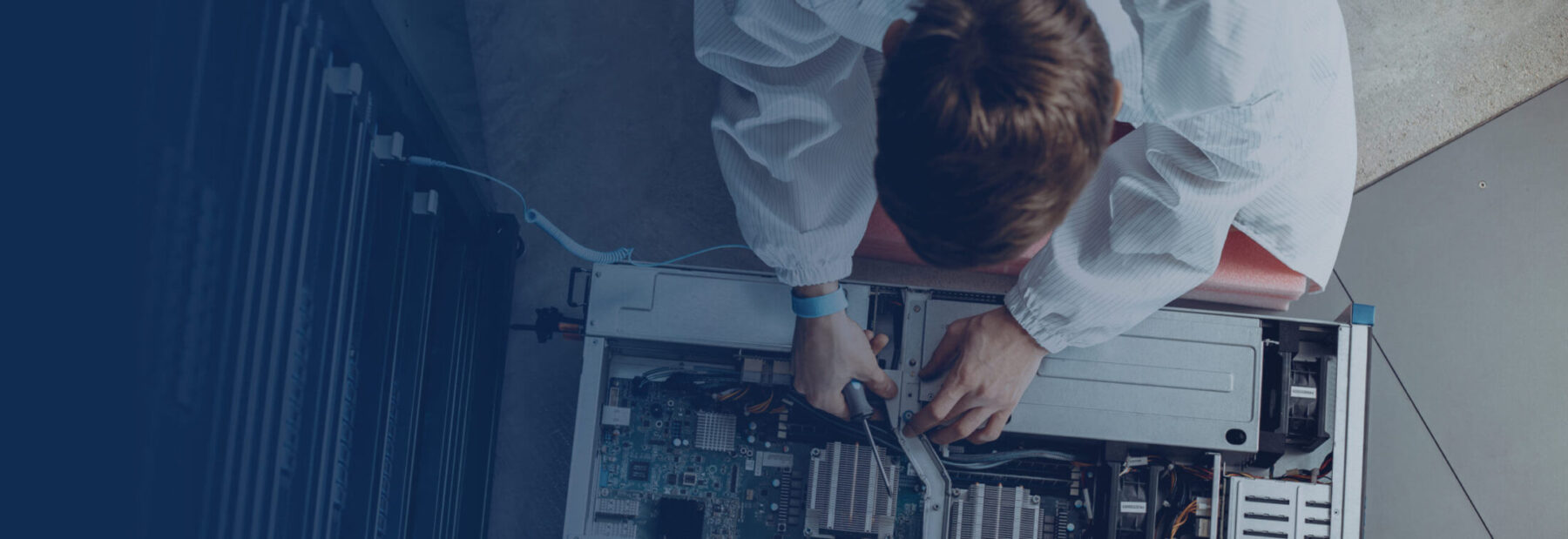 technicus die Supermicro-ondersteuning biedt voor een opslagapparaat