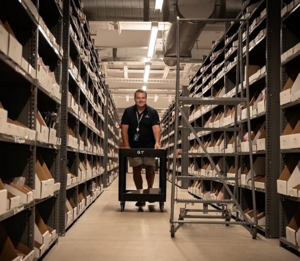 Tecnico incaricato di procurarsi i ricambi per il contratto di manutenzione di Extreme Networks