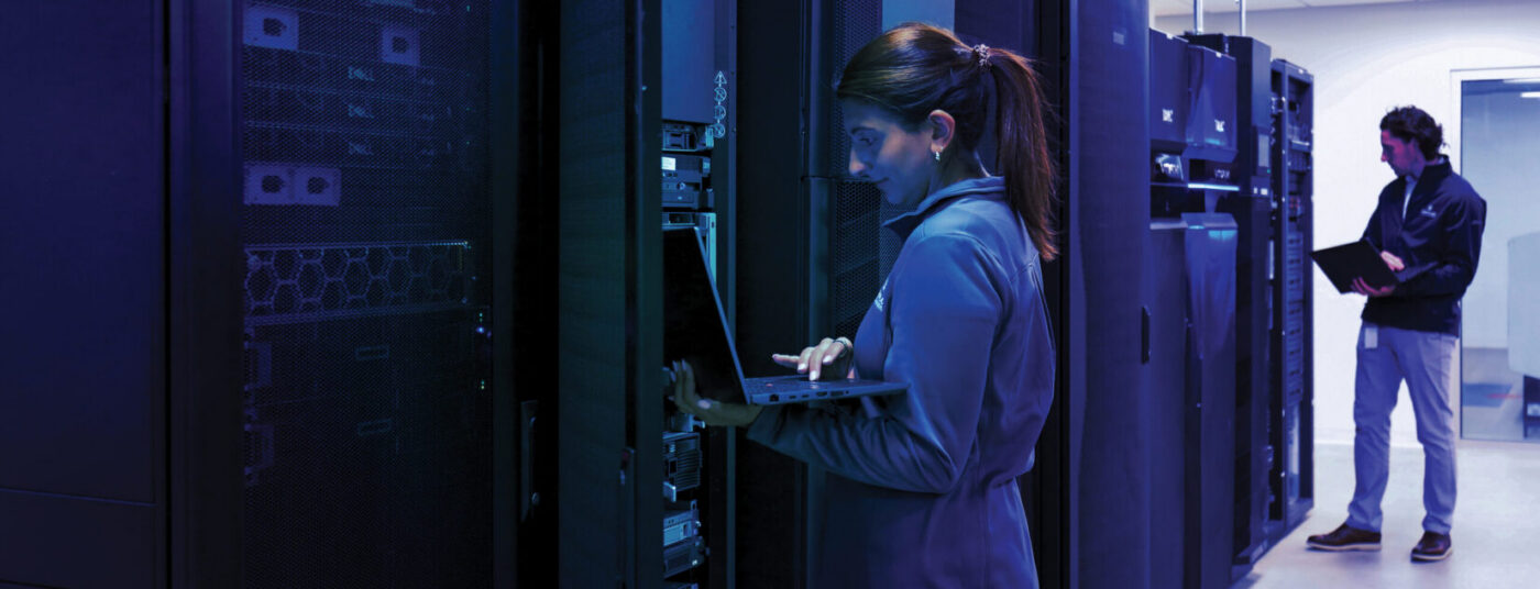 azienda che offre servizi di migrazione al cloud con due tecnici che operano in un data center esistente