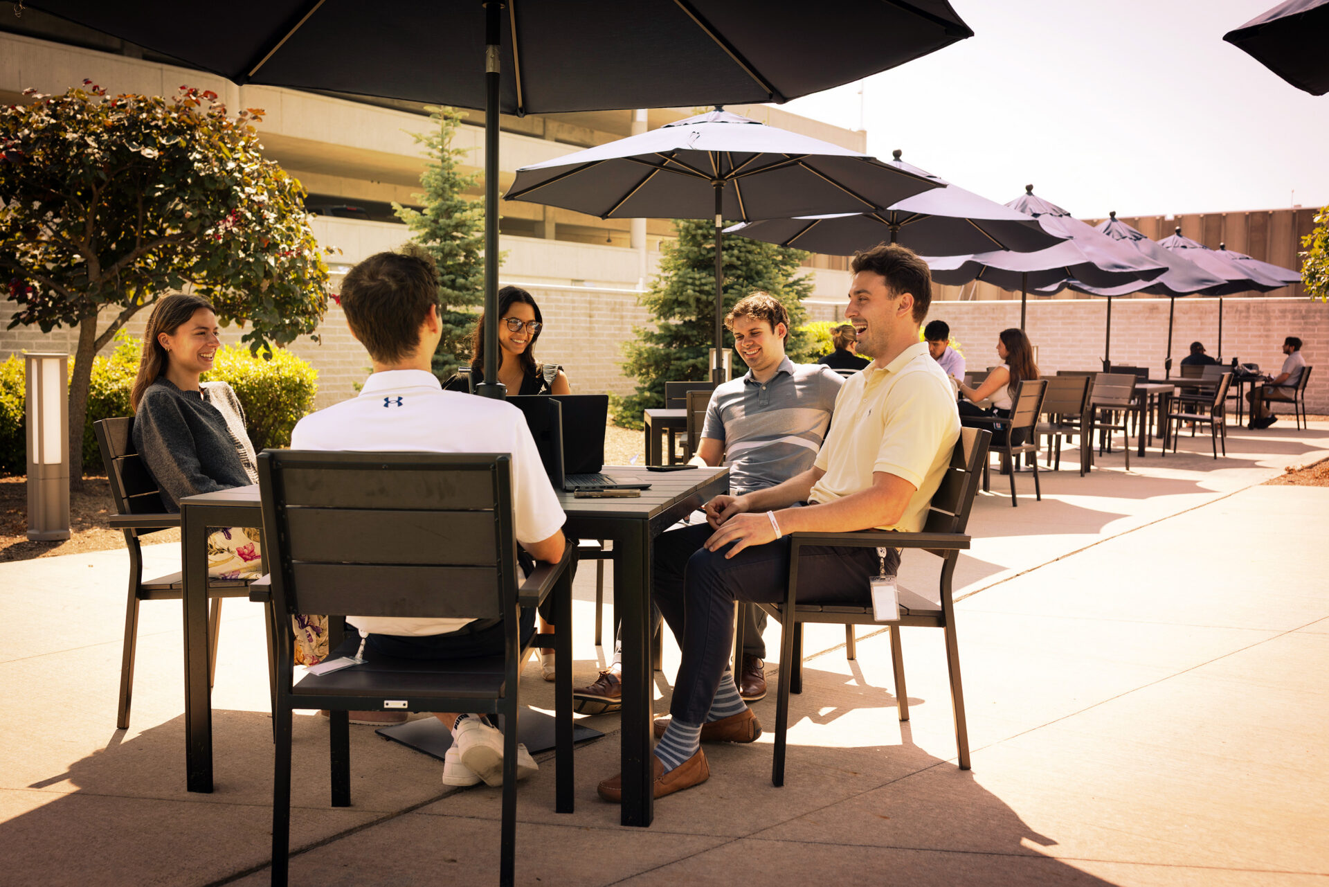 Park Place Technologies le personnel dans la cour du bureau