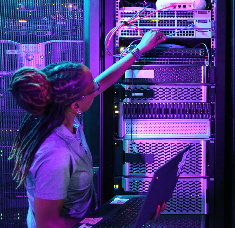 technicus die ondersteuning biedt voor GPU-servers