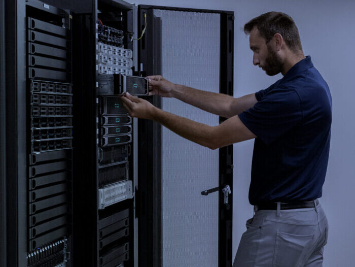 Technicus in een datacenter die ondersteuning biedt voor HP-servers met GPU’s