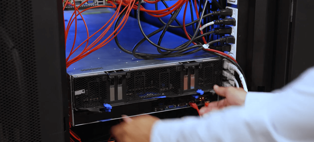 technicus die onderhoud verricht voor een GPU-server