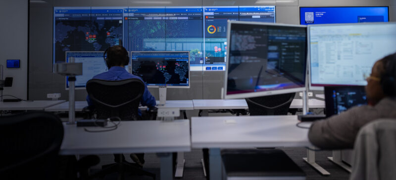 Personas del NOC que utilizan una herramienta de supervisión empresarial
